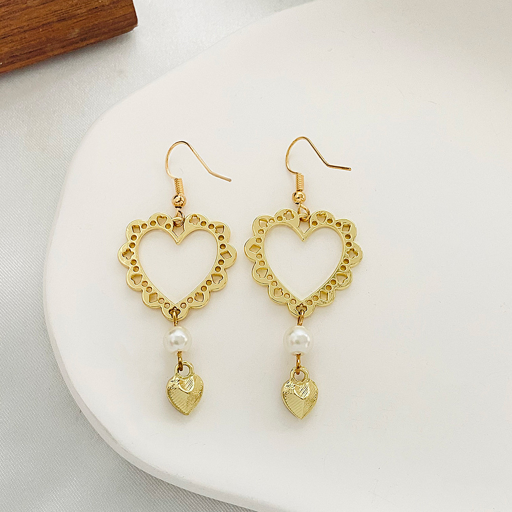 European and American ins simple hollowed-out heart-shaped earrings, retro French light luxury alloy geometric pearl heart earrings and earrings Specification drawing