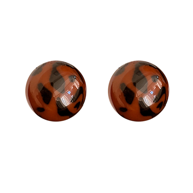 The retro Maillard leopard print stud earrings for autumn and winter exude a sense of sophistication and simplicity. They are a versatile ear accessory for women in 2024 Item Picture