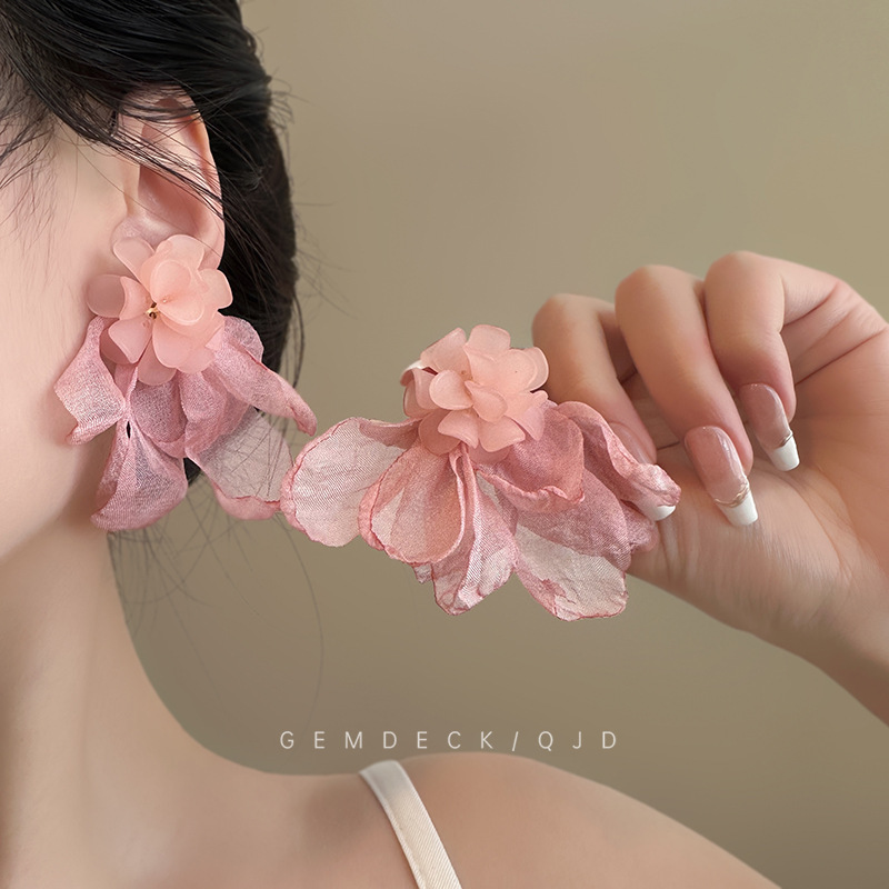 Pink chiffon petal super fairy-like stud earrings create a sweet and charming atmosphere that accentuates the face. Small earrings with a forest-style vacation vibe and high-end quality full figure