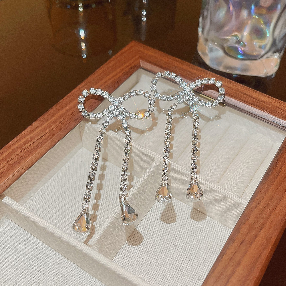 The new Korean-style exaggerated bow earrings exude a niche and high-end vibe, with a cold and simple long full-diamond earrings for women full figure