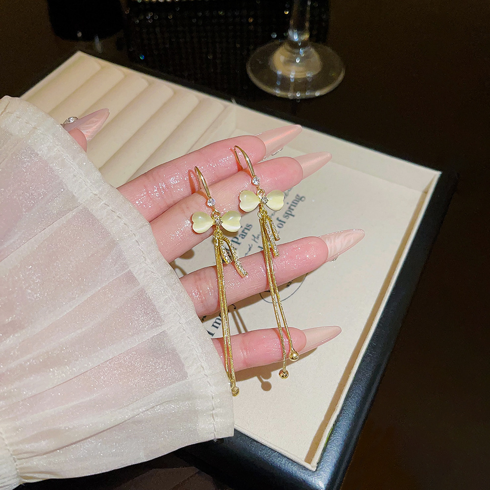 Sweet and fresh bow tassel earrings, a niche and high-end feel, with a unique and elegant style. Ear hooks, a versatile and stylish accessory for women details Picture