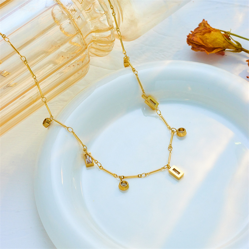 A simple, niche and fashionable square, round, diamond-encrusted pendant, chain, titanium steel jewelry from Japan and South Korea. It's a versatile, exquisite and compact necklace details Picture