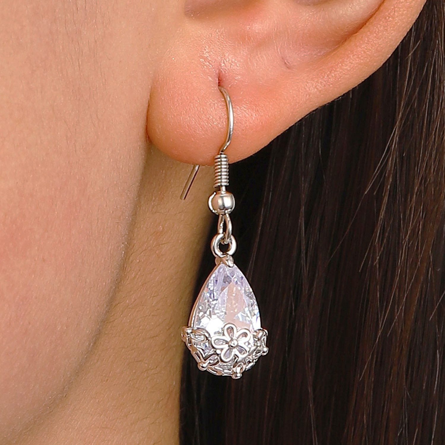 European and American InS-style zircon water drop earrings, a creative design with a unique female personality and temperament, and hollowed-out flower earrings, are popular earrings details Picture