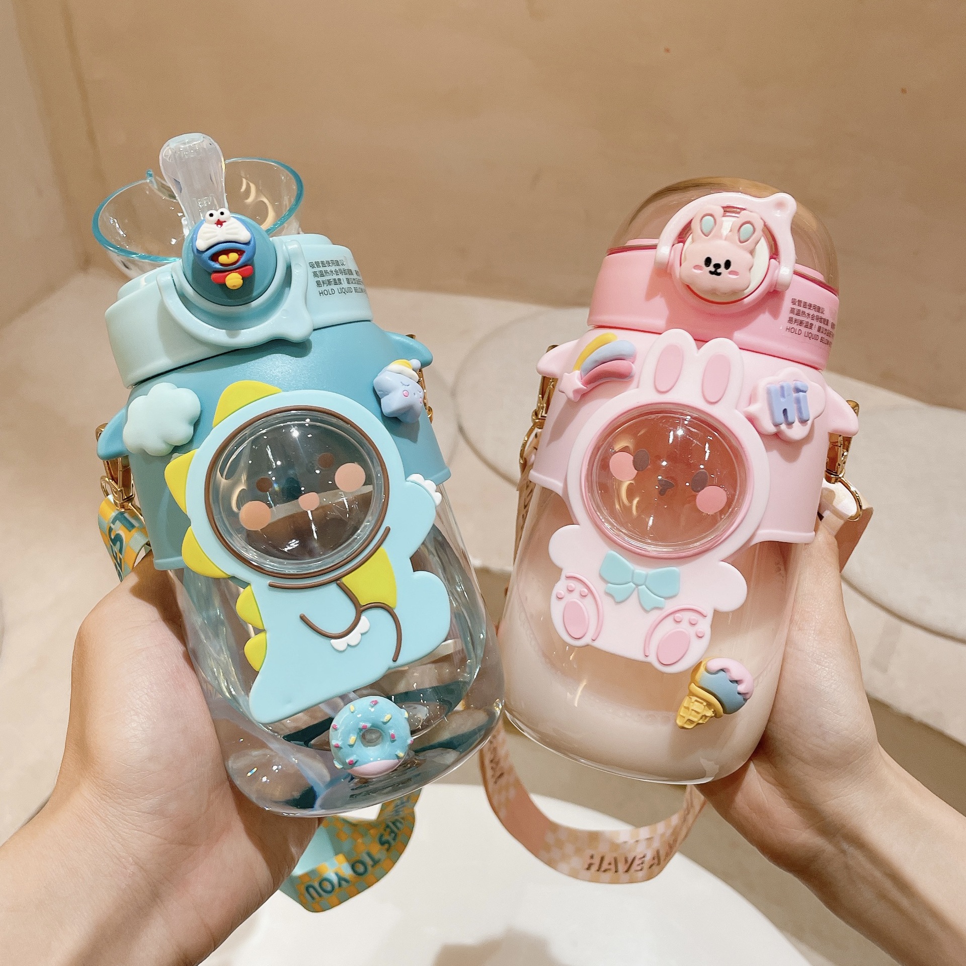Cute children's straw cup, high-end and adorable doll drinking cup, anti-drop portable slanted cross pop-up cap baby plastic cup full figure