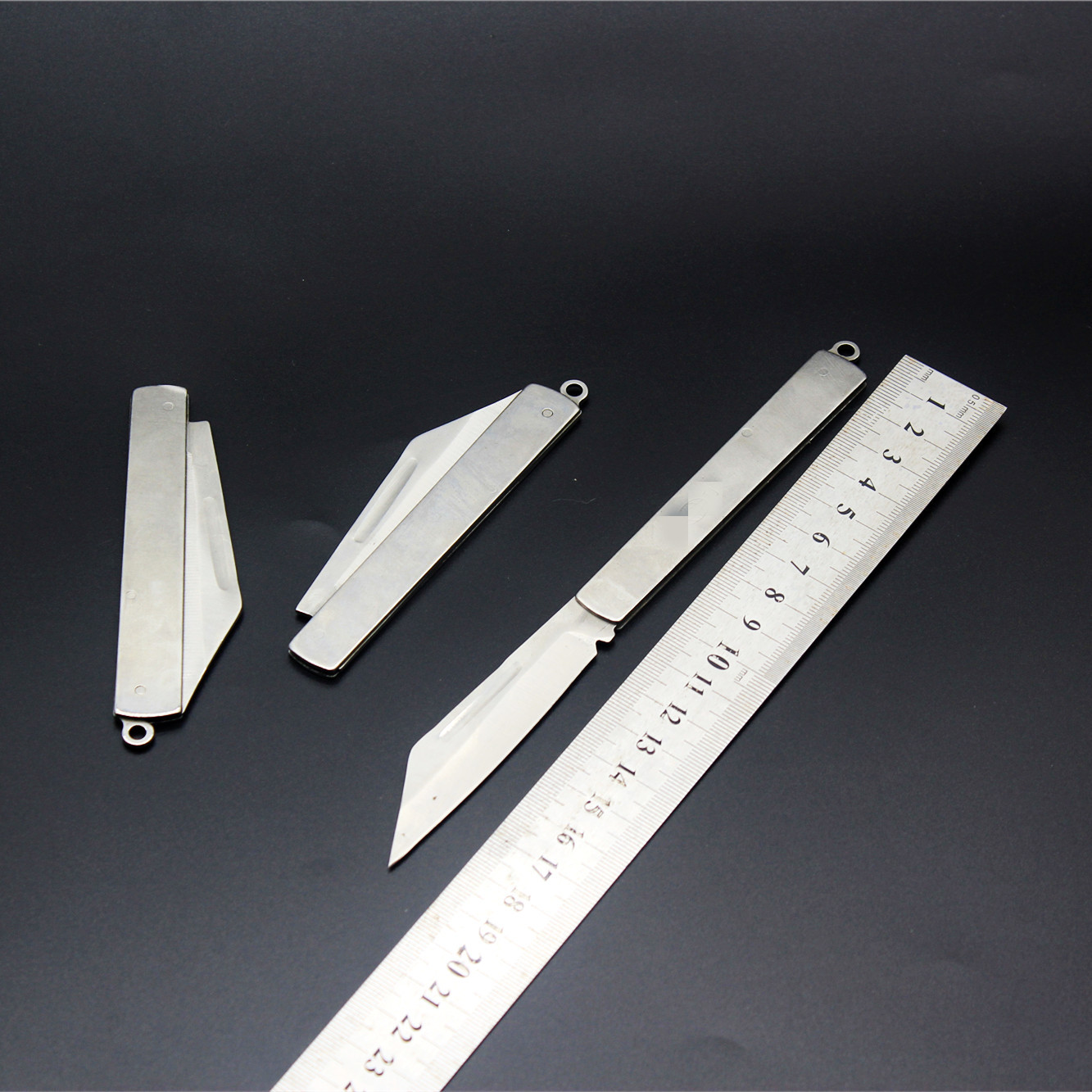 Pingnan Xiaodao stainless steel folding Fruit Knife, Small steel knife, mini portable folding knife, wholesale at two-yuan store Application Scenario