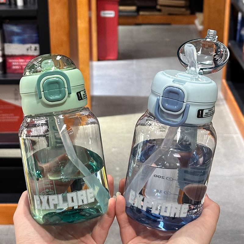 The new summer gradient water cup has a high appearance level. It is a double-drinking straw cup for outdoor sports for both male and female students and is suitable for children's water bottles full figure
