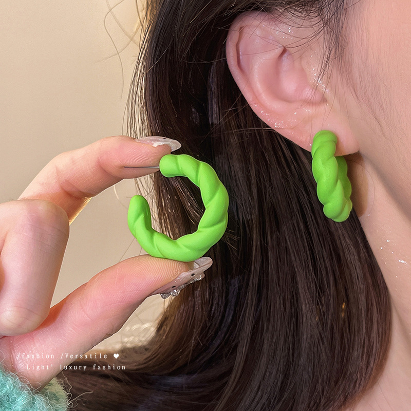 The fresh and green earrings exude a sense of sophistication for women. The exaggerated ear rings are a new style in 2025, with a unique and elegant touch. The ear studs are fashionable earrings Application Scenario