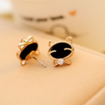 Korean fashionable and cute black smiling cat water diamond stud earrings, alloy oil-dripping cat earrings, female student accessories Specification drawing
