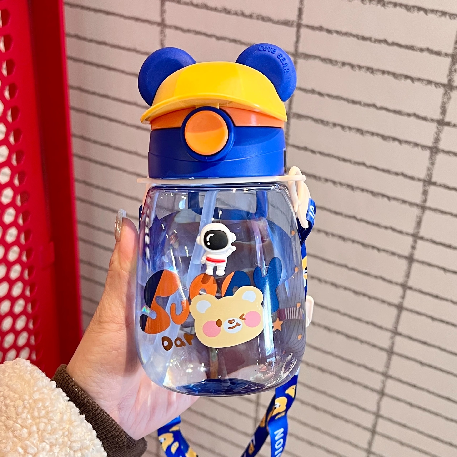 Yitong 2025 New Plastic creative children's carrier water bottle, cute bear straw water cup for kindergarten students details Picture