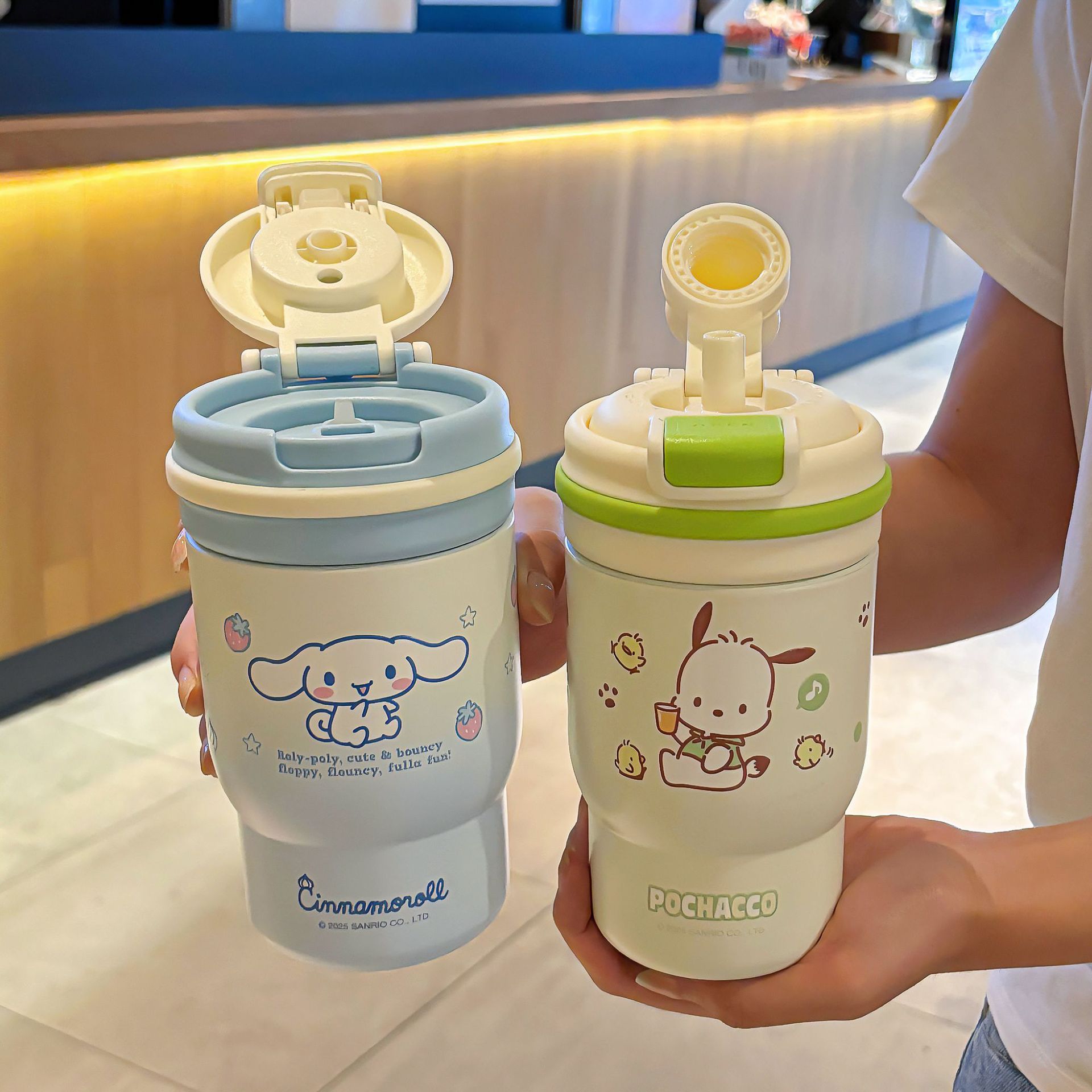 The Sanrio Family series green wheat insulated cup comes with a handle for easy carrying. It features a silk-printed design and is a double drinking cup Application Scenario