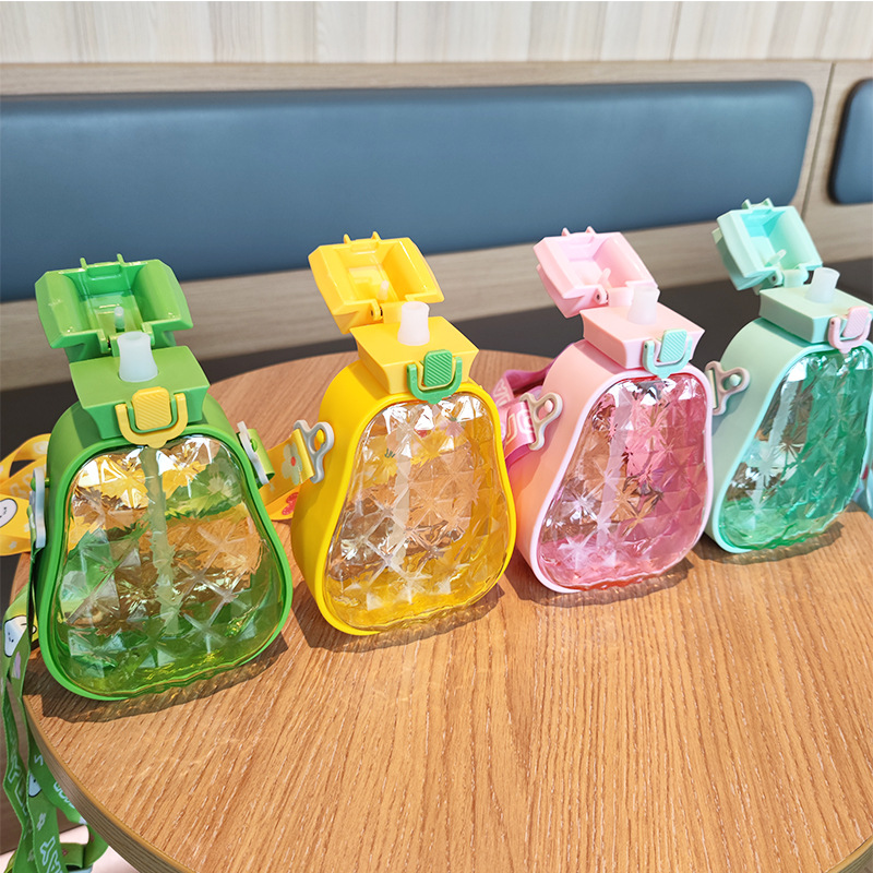 Factory direct sales, high appearance level pineapple straw plastic water cup, portable backpack water bottle for both boys and girls, advertising cup full figure