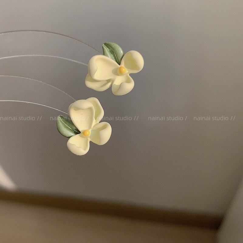 Green gardenia flower ear studs, a fresh and sweet earring for women, a new Spring 2024 bestseller. Flower ear clips Application Scenario