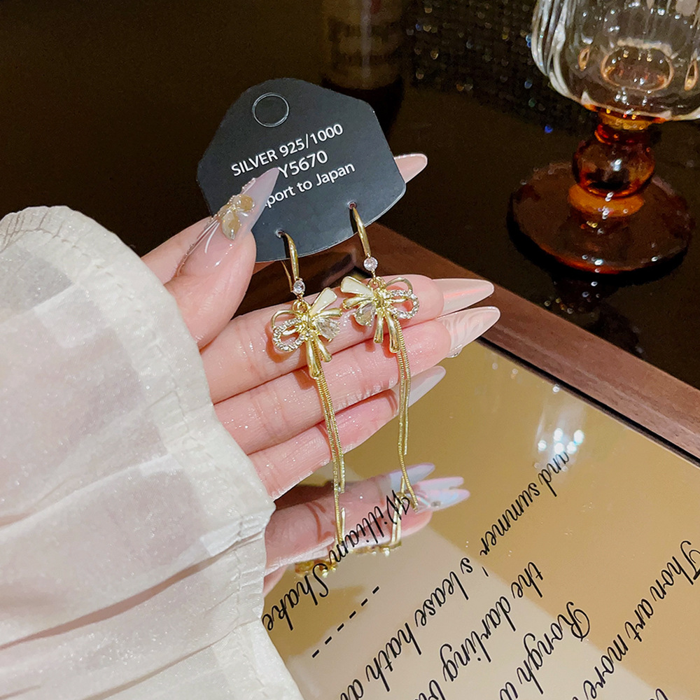 The new Korean version bow tassel earrings for autumn and winter are high-end, elegant and personalized. They are versatile and exquisite ear hook accessories for women Specification drawing