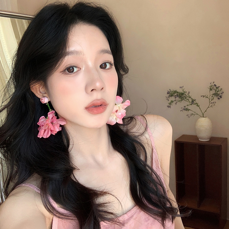 Pink sweet flower earrings, a niche design for women with a high-end feel. Beaded ear studs are unique, exaggerated and elegant, and are popular earrings on the Internet full figure