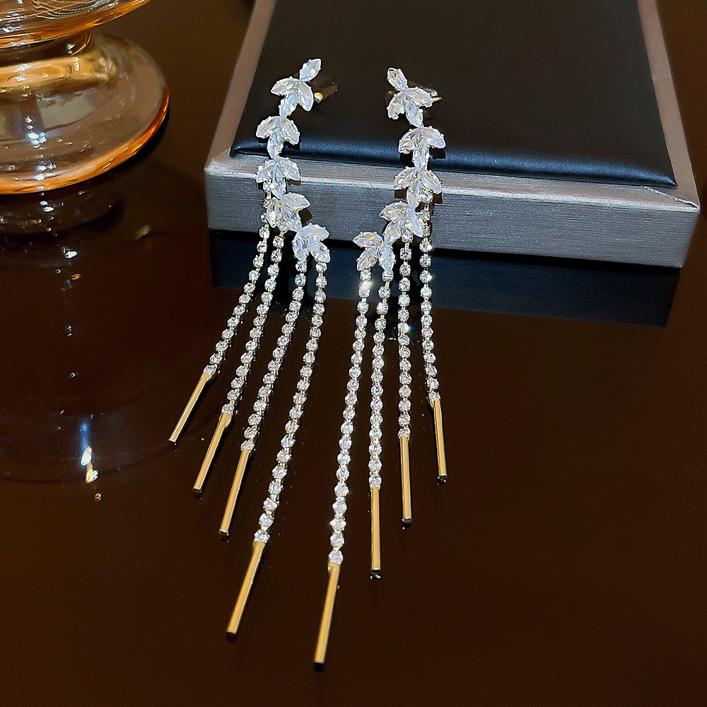 Niche design, personalized stud earrings, women's fashionable and elegant zircon tassel earrings, high-end and exaggerated earrings wholesale for autumn and winter Application Scenario