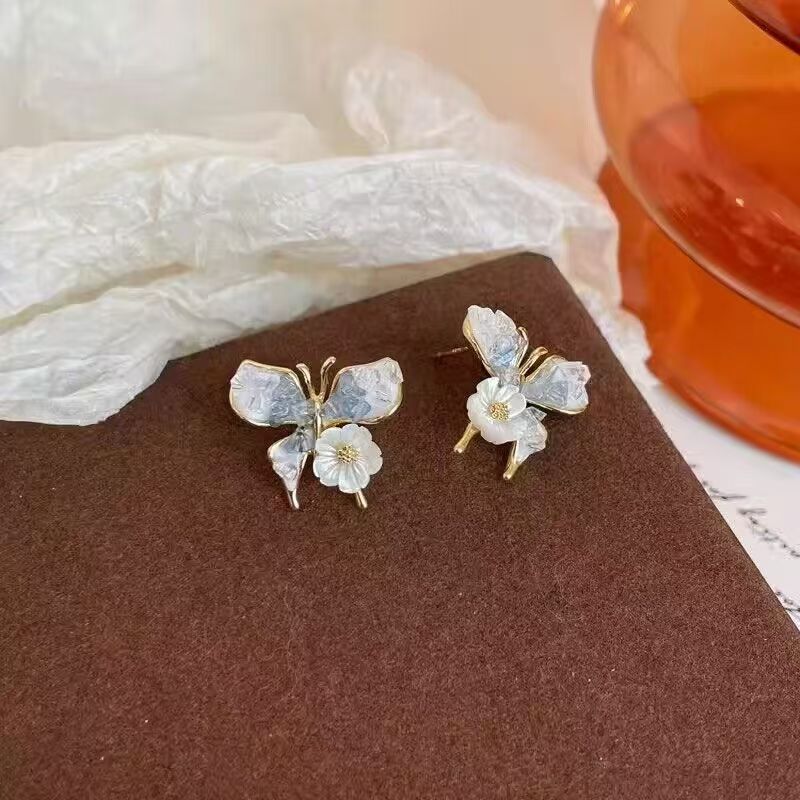 The super fairy-like gradient exquisite butterfly flower stud earrings exude a high-end, light luxury and elegant charm. The crystal earrings are versatile earrings Application Scenario