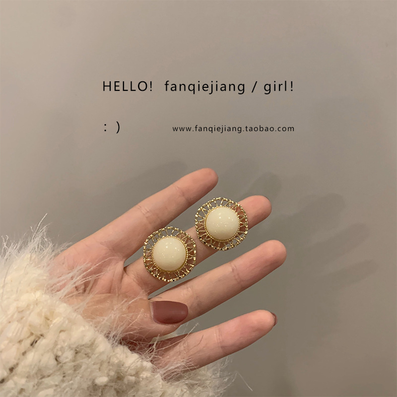 Retro Hong Kong-style chanel-style pearl earrings for women, 2024 new autumn and winter collection, French internet-famous style earrings full figure