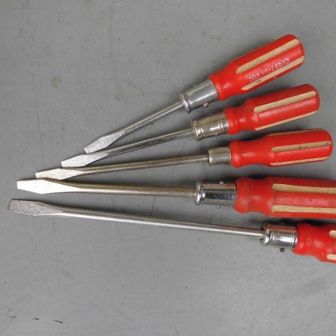 In the 1990s, there were 2-inch, 3-inch, 4-inch, 5-inch, 8-inch to 18-inch flat-head screwdrivers with wooden handles details Picture