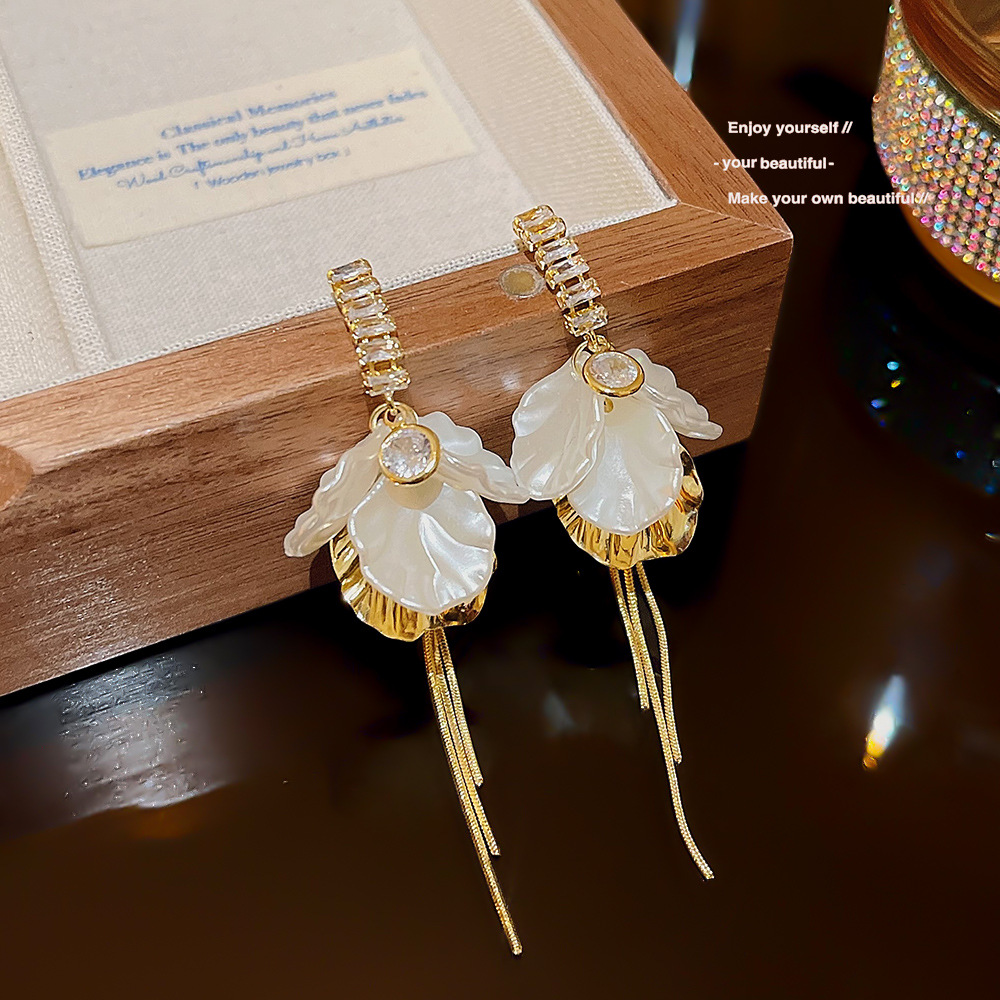 The elegant and light luxury petal tassel earrings, the same retro style as the Internet celebrity earrings, and the silver needle high-end earrings for women wholesale full figure