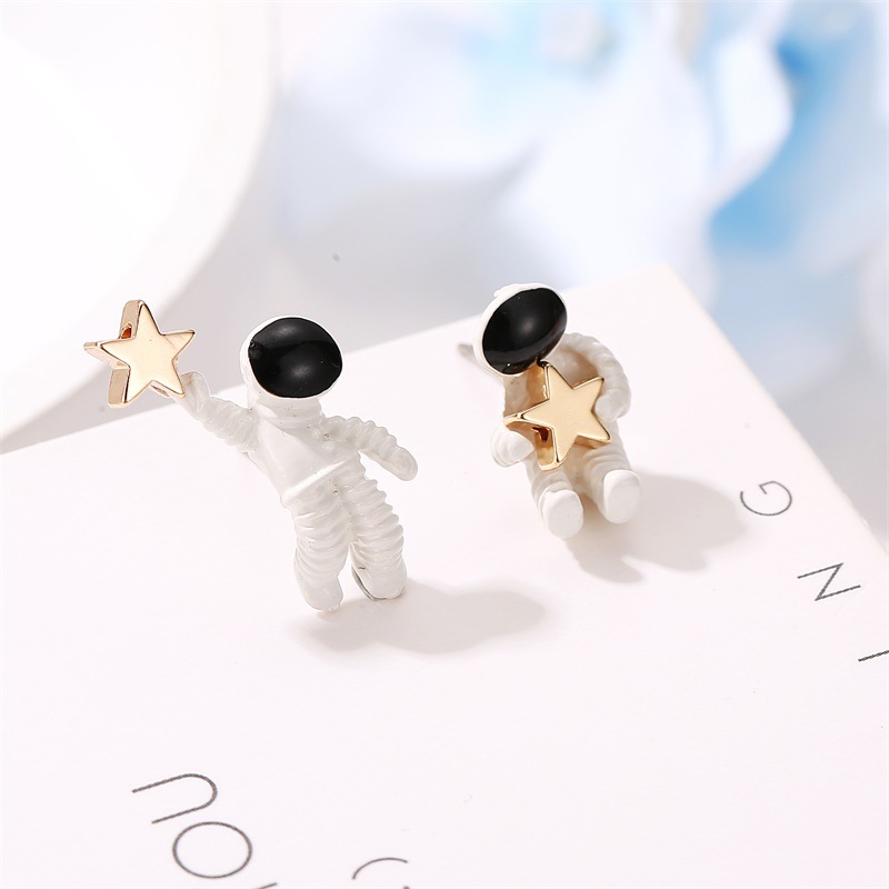 Korean version cute space astronaut star-picking stud earrings, female five-pointed star asymmetrical stud earrings, Dongdaemun earrings from South Korea full figure