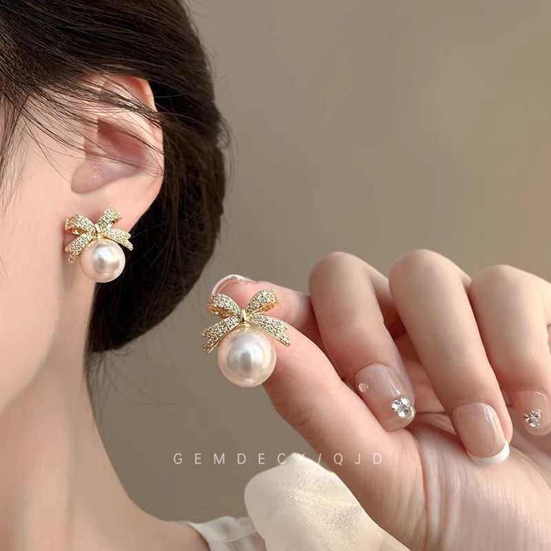 Golden butterfly stud earrings, French full diamond, exude an air of luxury and a light and elegant style. Unique and niche design stud earrings for women Specification drawing