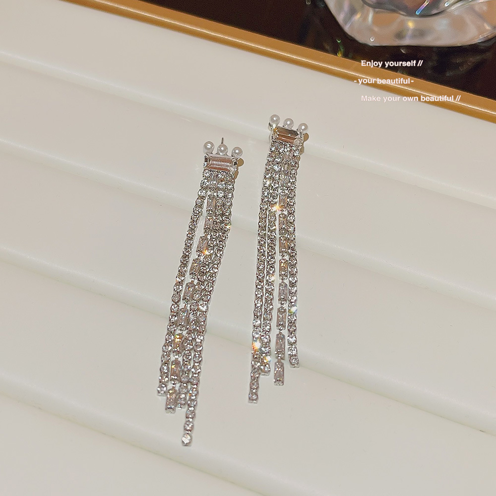 Elegant and light luxury long tassel earrings with a high-end feel, super shiny full diamond pearl earrings, versatile for autumn and winter, cold style earrings Application Scenario