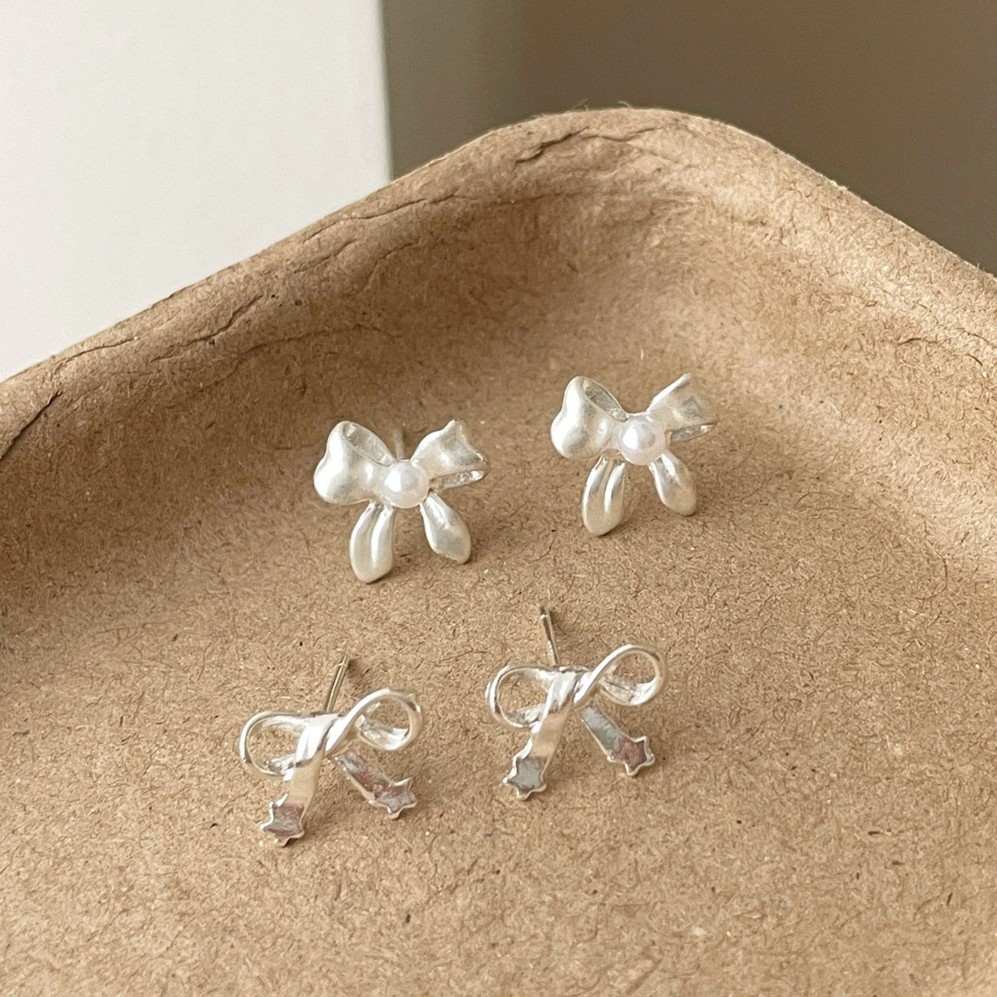 Sweet, delicate and small silver bow stud earrings, women's silver needles, versatile for daily use, minimalist style, star pearl earrings full figure