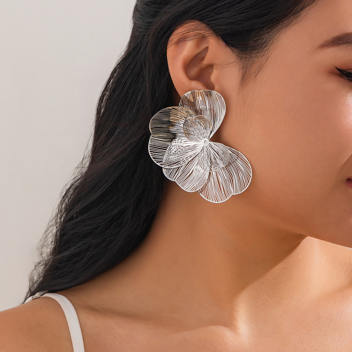 European and American cross-border petal retro earrings liquid metal ginkgo leaf simple stud earrings, women 's niche flower earrings details Picture