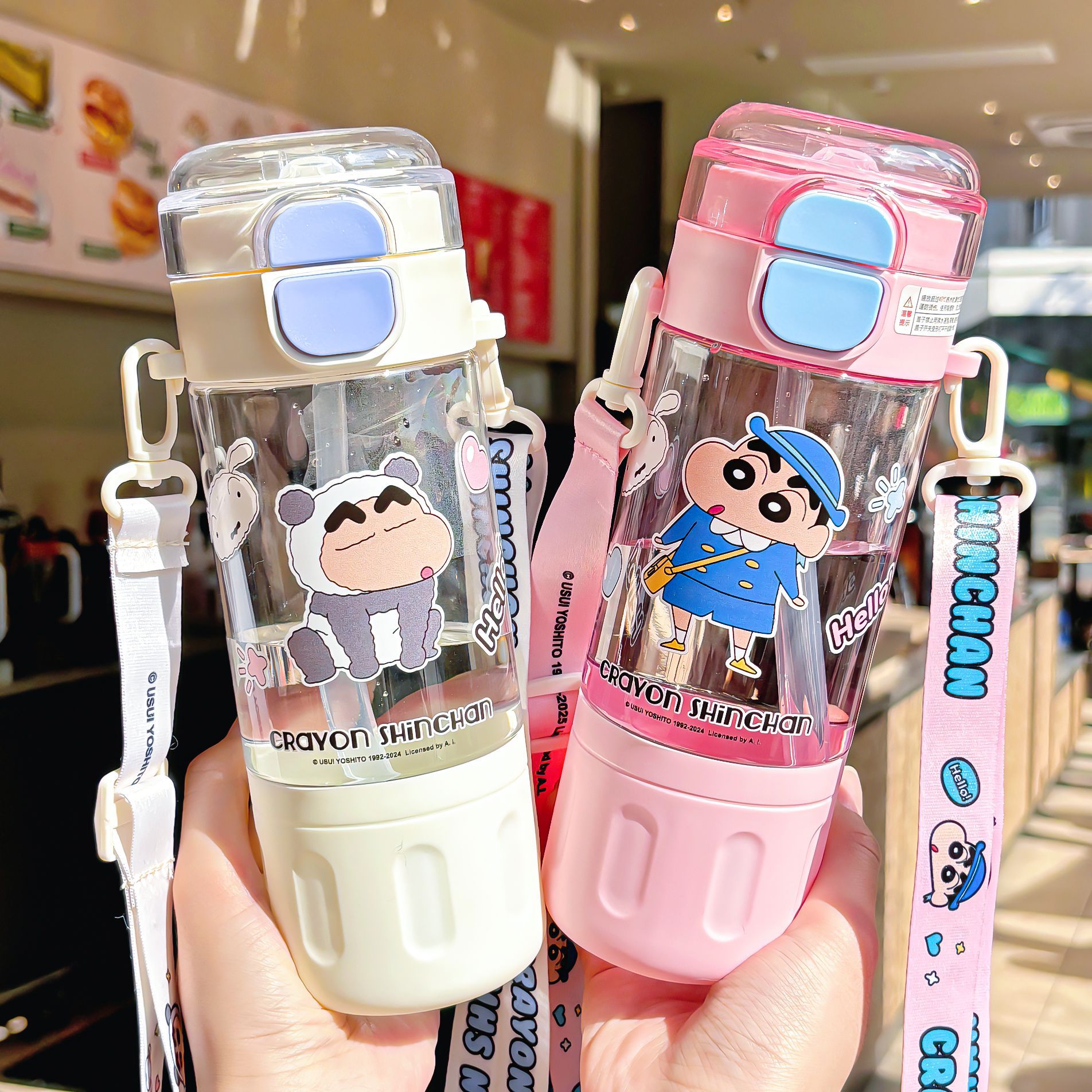 The Crayon Shin-chan series double-drinking plastic cup comes with an adjustable cup string for easy carrying. It features a locking design and is a drinking cup details Picture