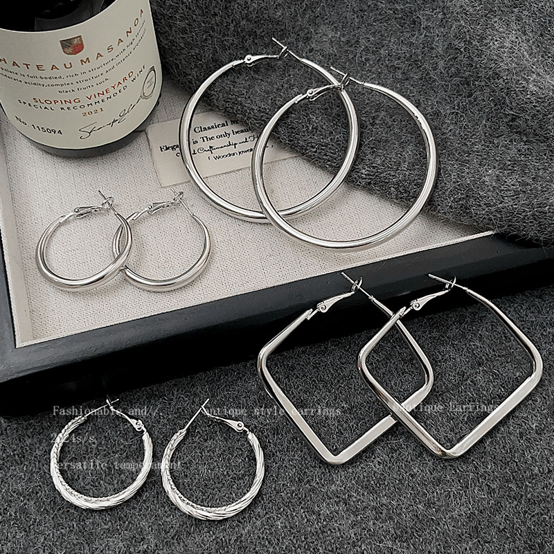 Silver pigment ring ear earrings, a simple and versatile bestseller for women, round face earrings, with a light luxury and high-end feel. Ring earrings and earrings full figure