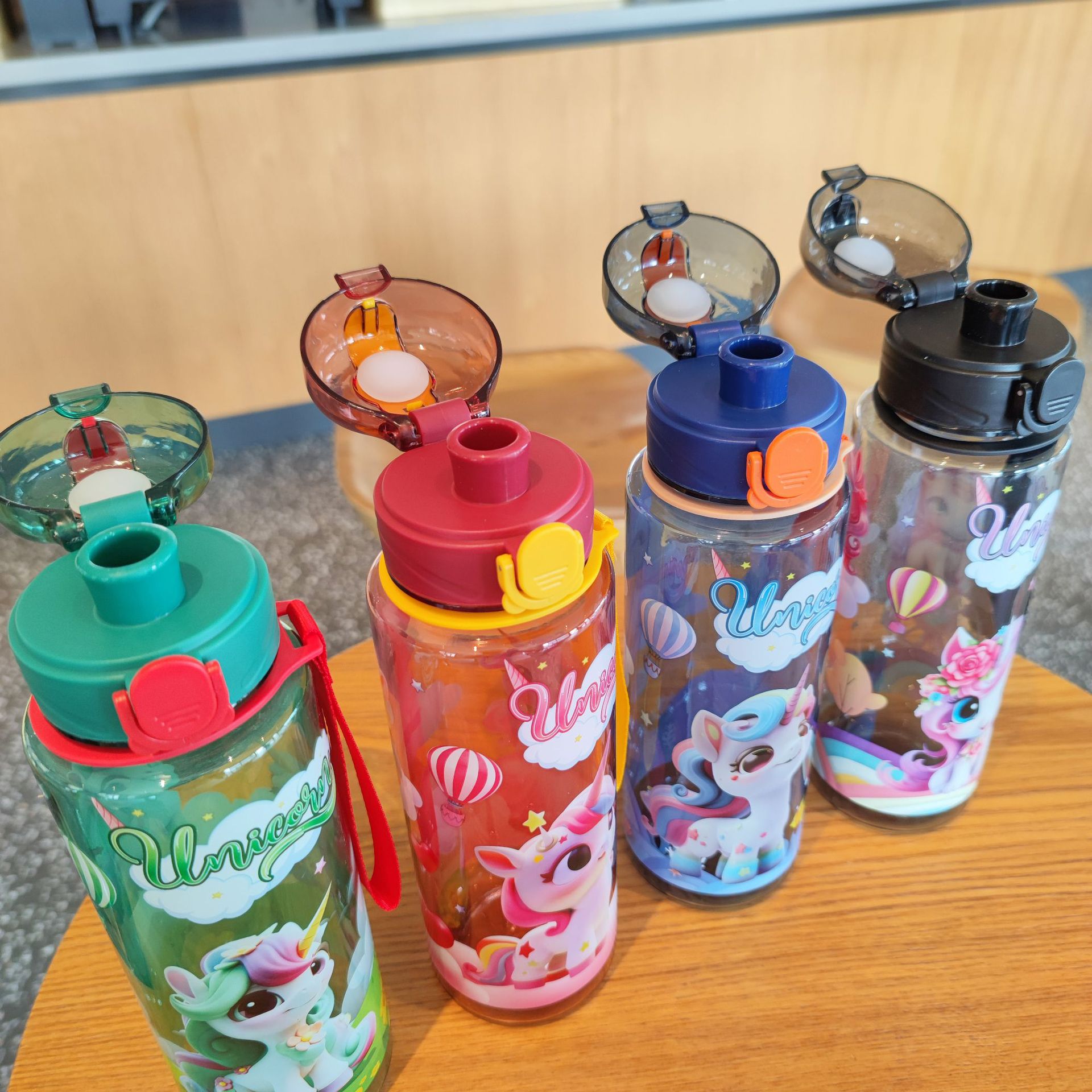 New high-appearance unicorn pattern water cup, 700ML outdoor sports student water bottle with a lifting rope details Picture
