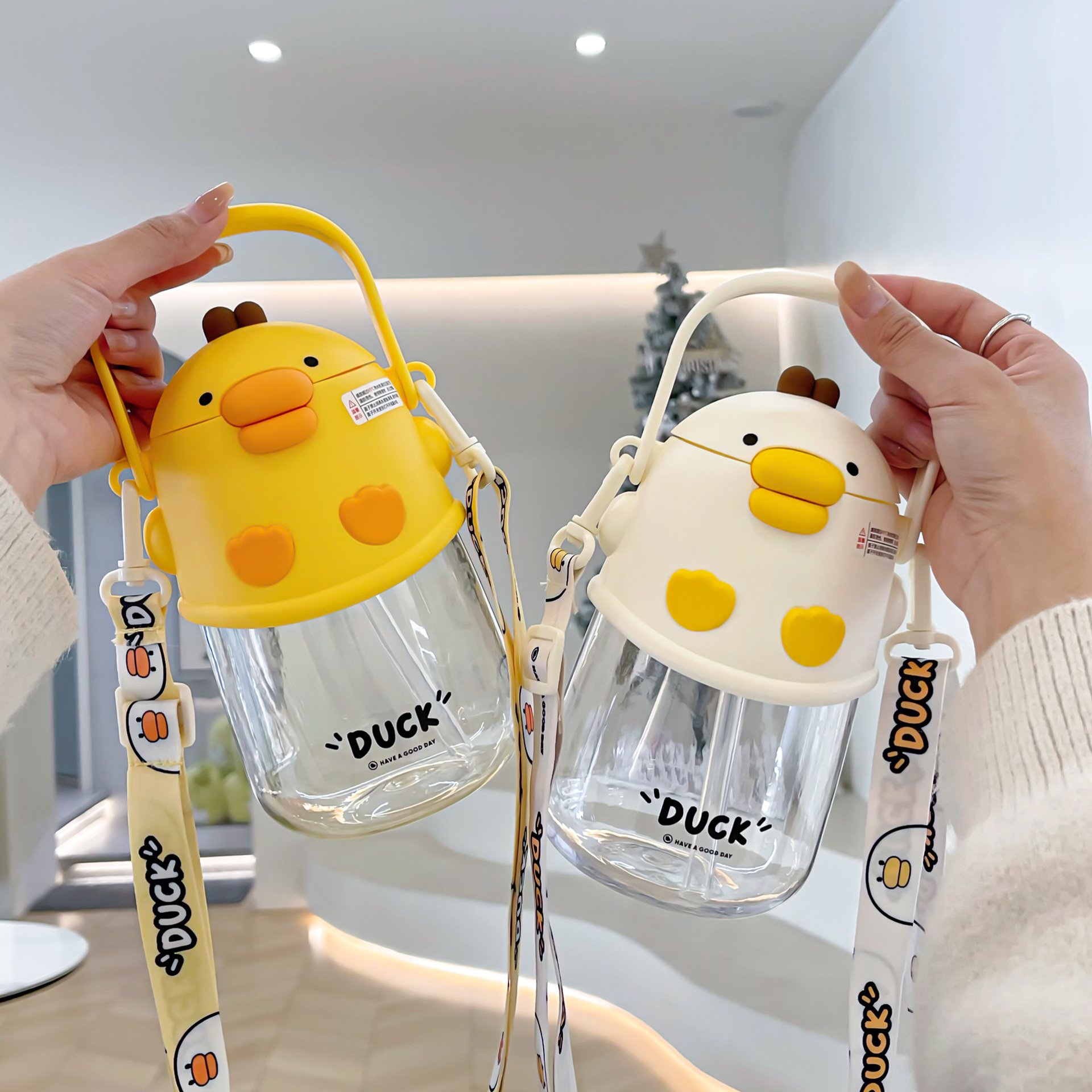 The new cute Dudu Duck plastic cup comes with a cup handle, a silicone spout, a carrying strap and a large-capacity plastic water cup full figure