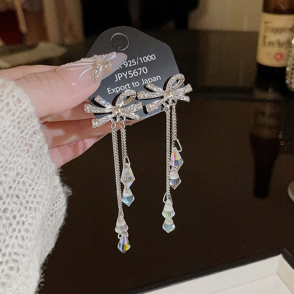 Fashionable and elegant bow tassel earrings, high-end autumn and winter exquisite earrings, light luxury and cold style, stud accessories for women Application Scenario