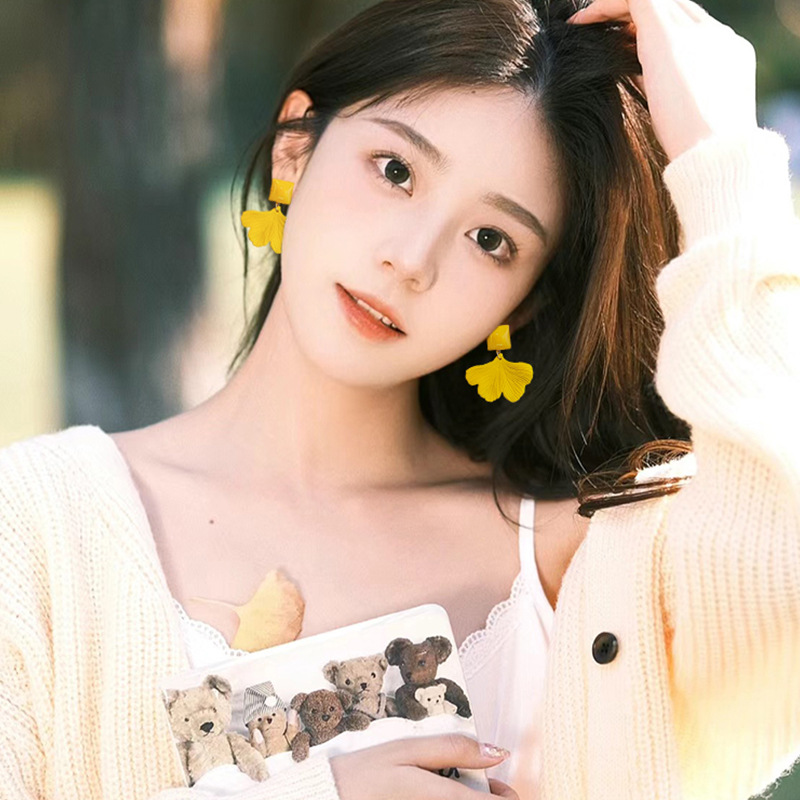 Retro Hong Kong-style earrings, a niche design for women, new 2025 trendy bestsellers, a high-end look that accentuates the face, small earrings and earrings Application Scenario