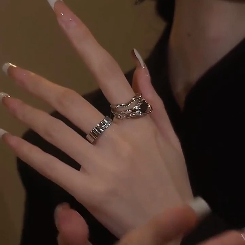 A new, fashionable and individual ring with a unique design for women, featuring a light luxury layering style, exudes a sense of high-end trendiness and a cool personality details Picture