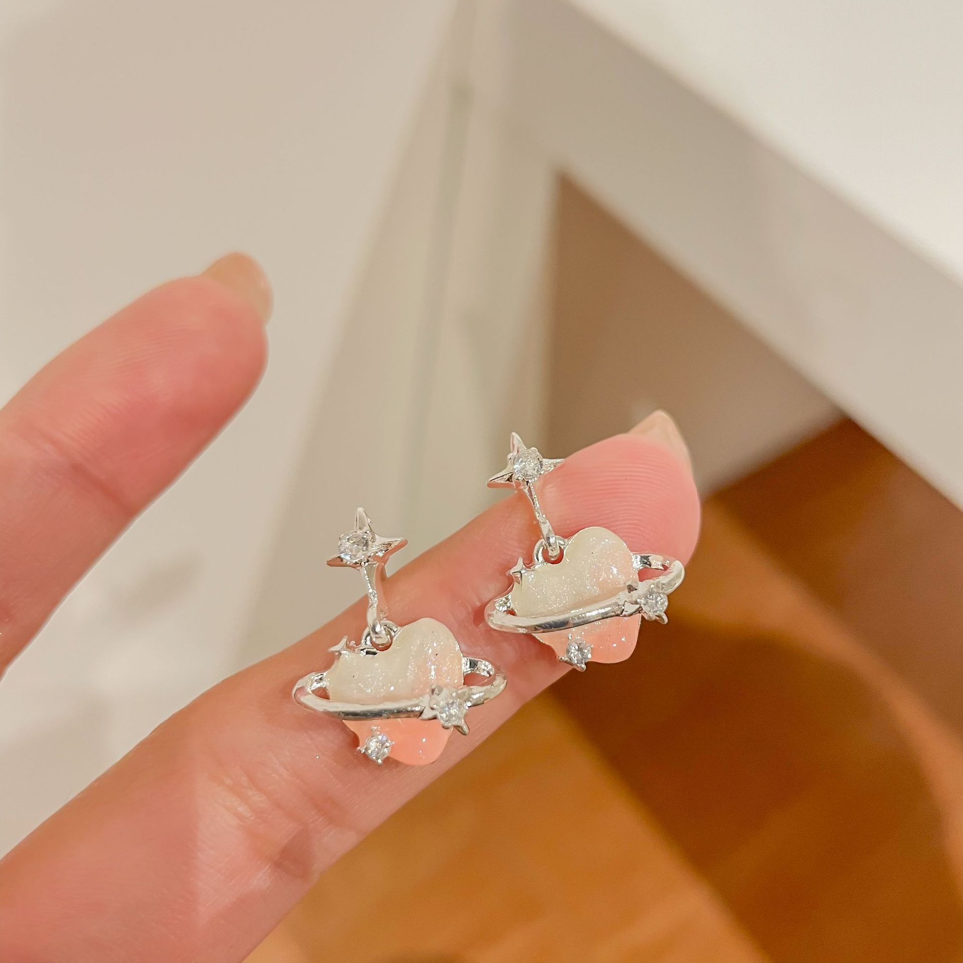 Sweet and cool, stylish, gradient pink heart-shaped stud earrings for women, ins, unique blue and elegant earrings, light luxury earrings wholesale details Picture