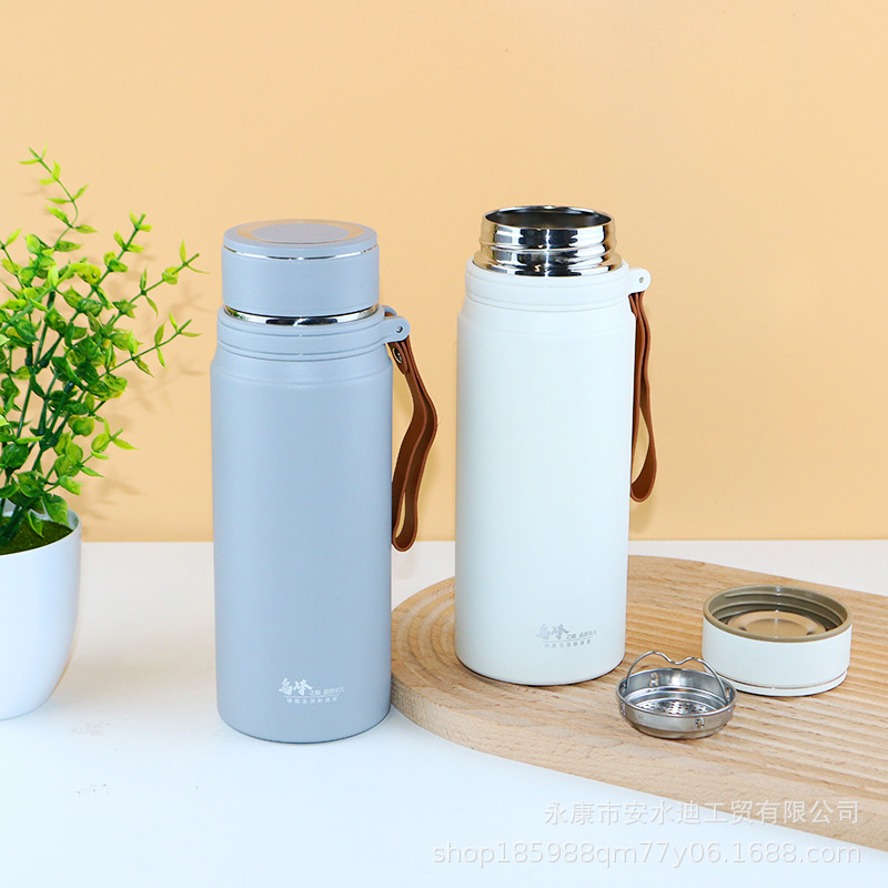 Simple and high-appearance stainless steel insulated cups for men and women, large-capacity vacuum outdoor portable water cups with handles Application Scenario