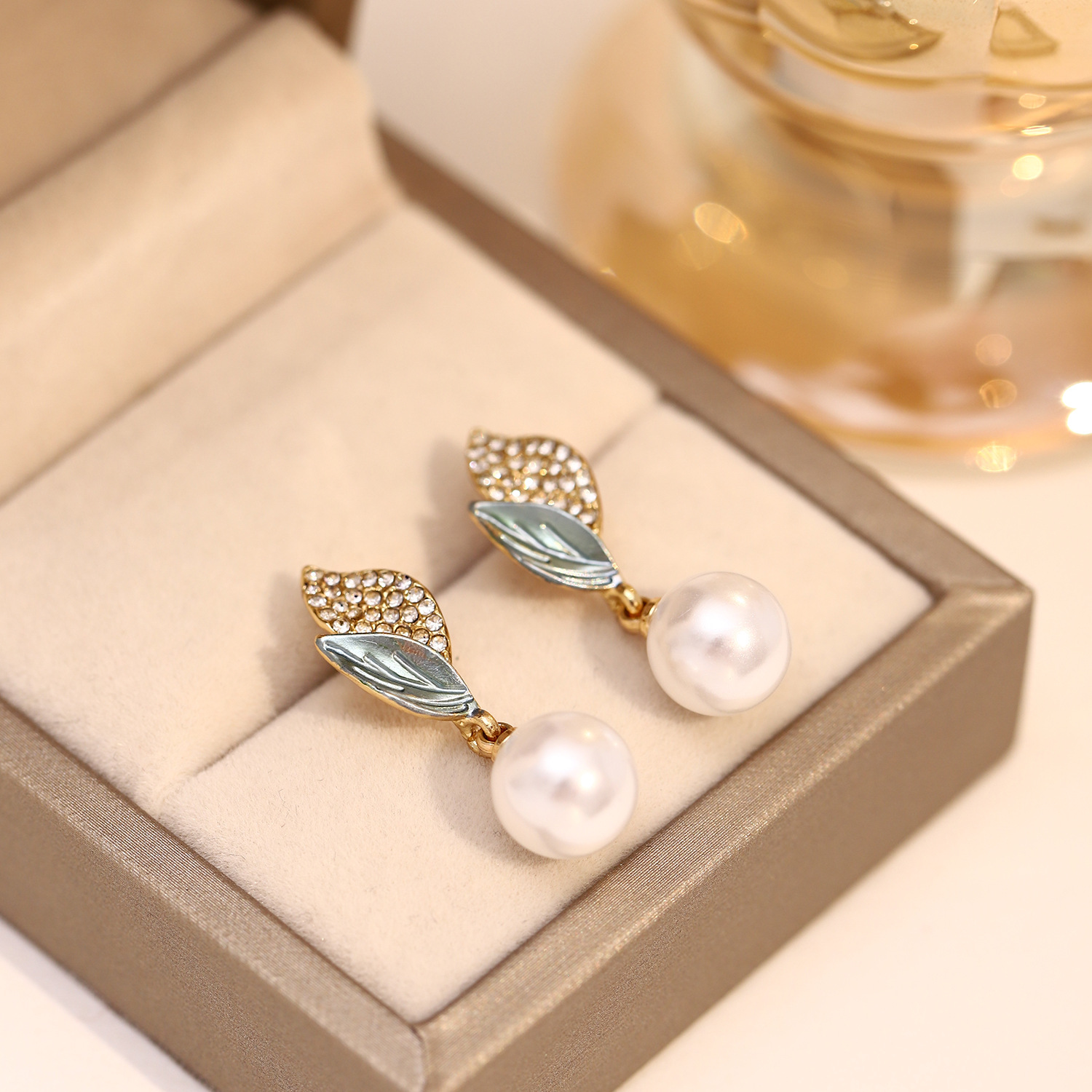 Super fairy sparkling diamond leaf pearl earrings, a creative design of European and American ins style for women, leaf stud earrings, a popular light luxury ear accessory Specification drawing