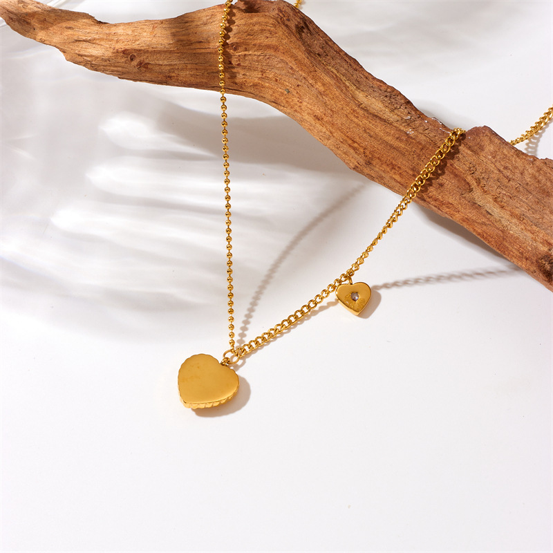 A fashionable, niche and high-end retro asymmetrical titanium steel gold-plated chain with diamond-encrusted heart pendant accessory necklace Specification drawing