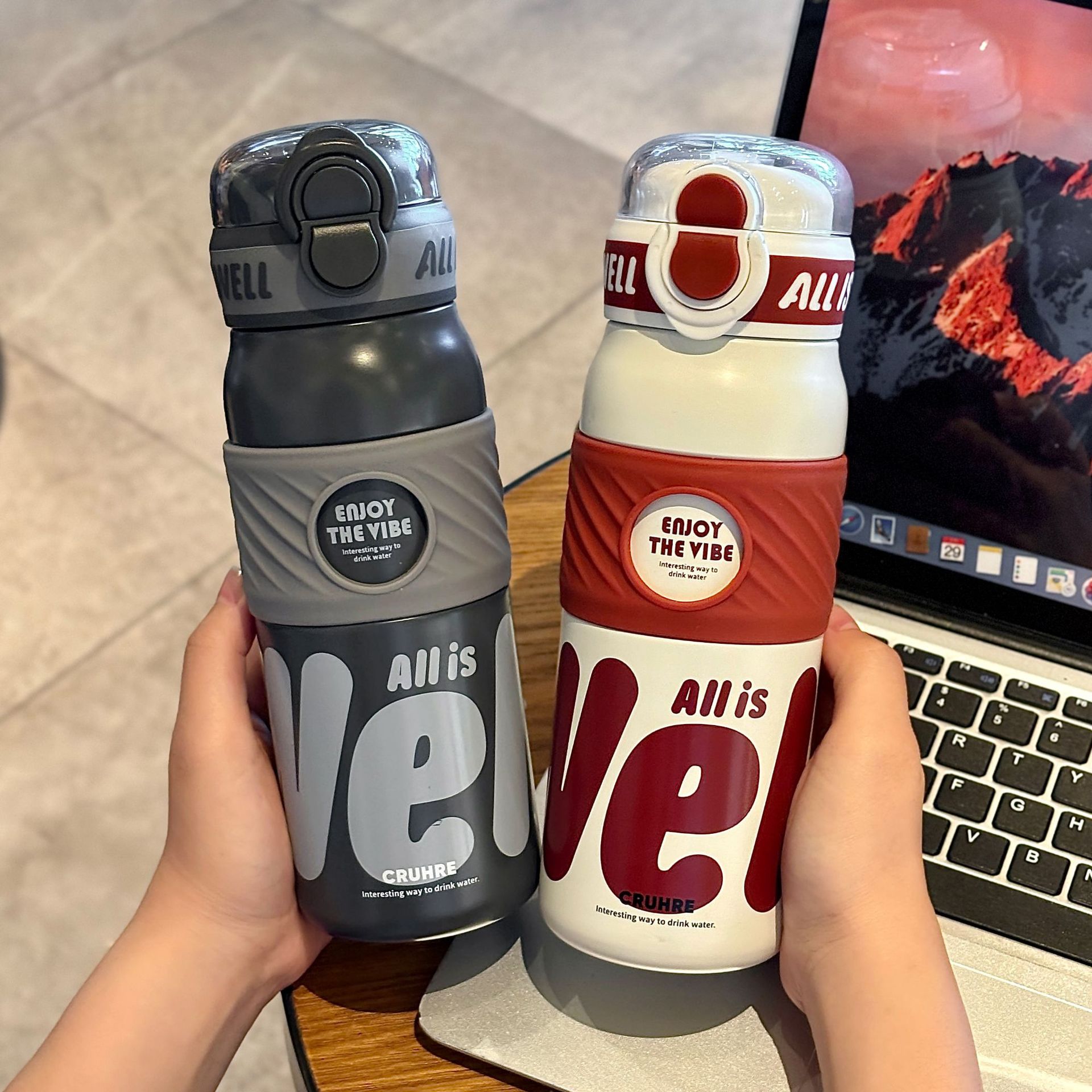 The WELL simple dual-drink thermos cup with a high aesthetic level features a lock design and a sturdy handle for easy carrying. It is a straw cup full figure