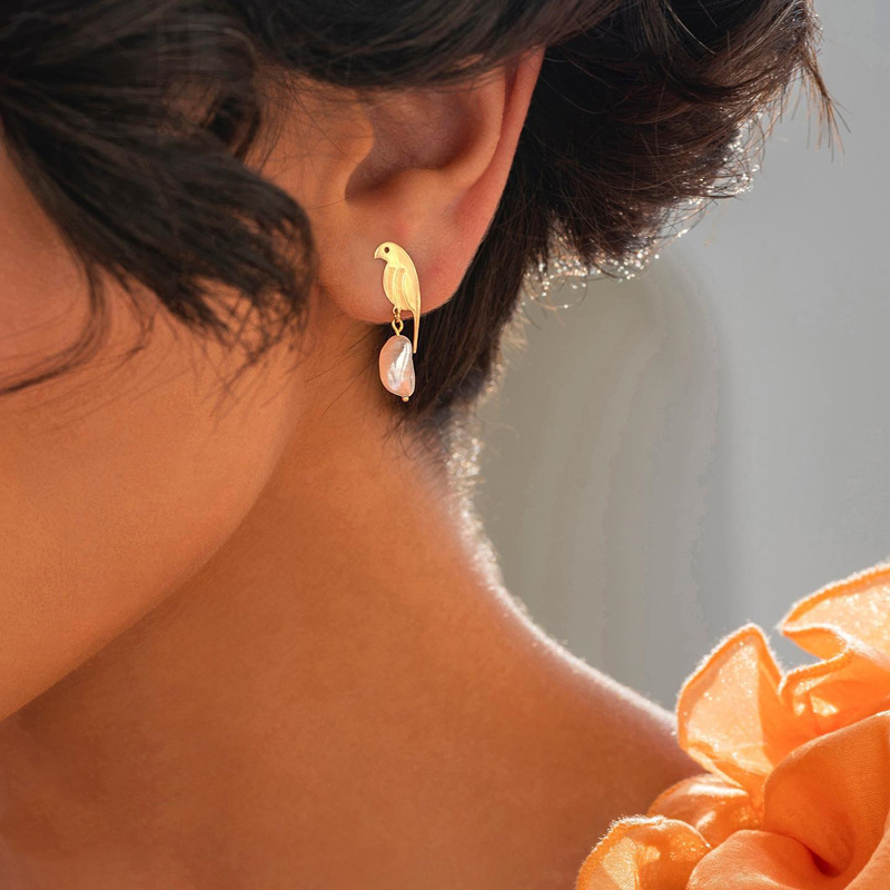 European and American ins bird earrings for women, fashionable and elegant, niche design, irregular-shaped pearl earrings, creative animal earrings full figure