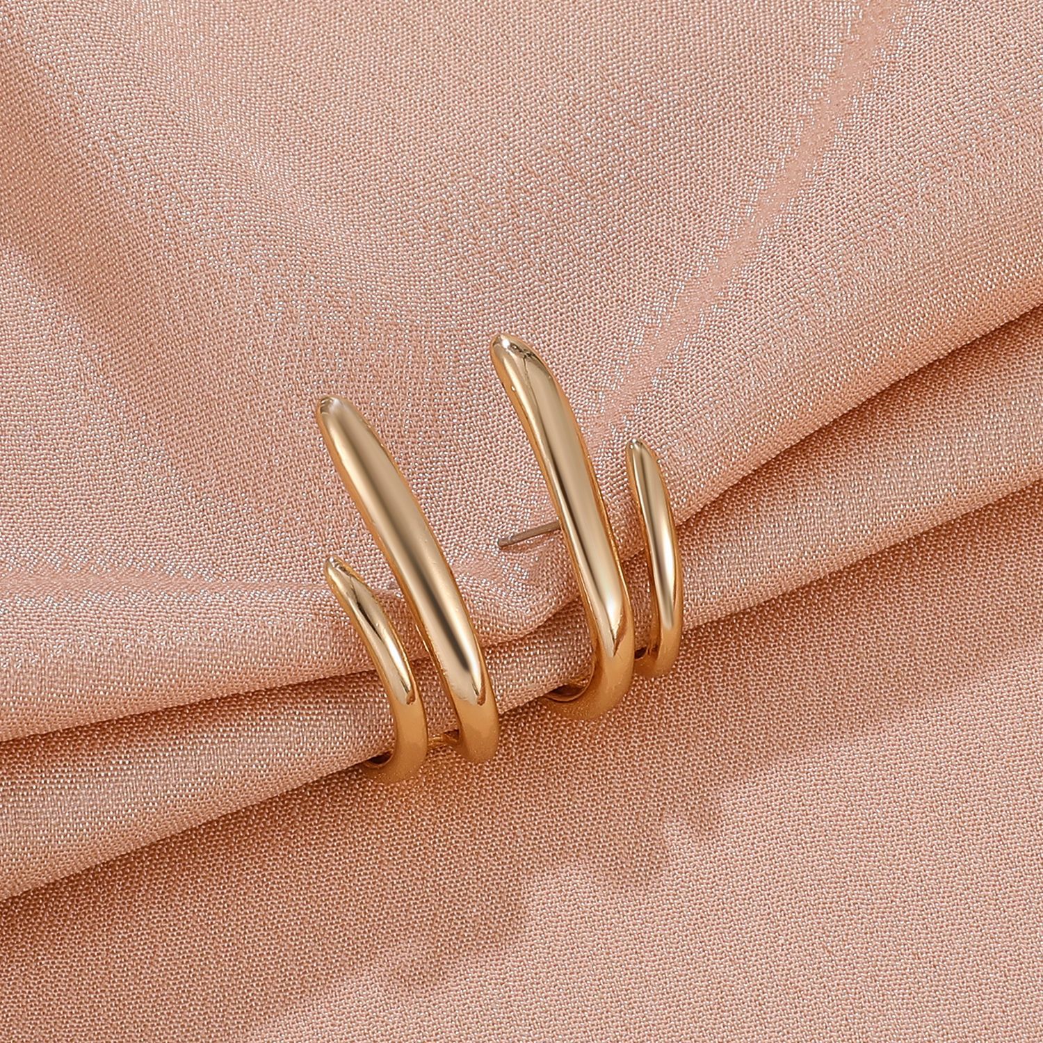 Cross-border European and American creative alloy geometric stud earrings, women's ins personalized, simple and irregular C-shaped earrings, fashionable earrings Application Scenario