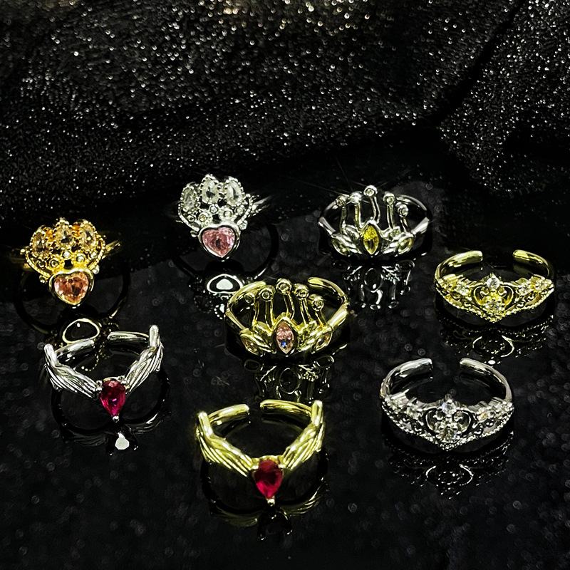 The retro French crown, with a cold and elegant style, has an open ring. It is a high-end design for women, fashionable, individual and versatile ring trend full figure