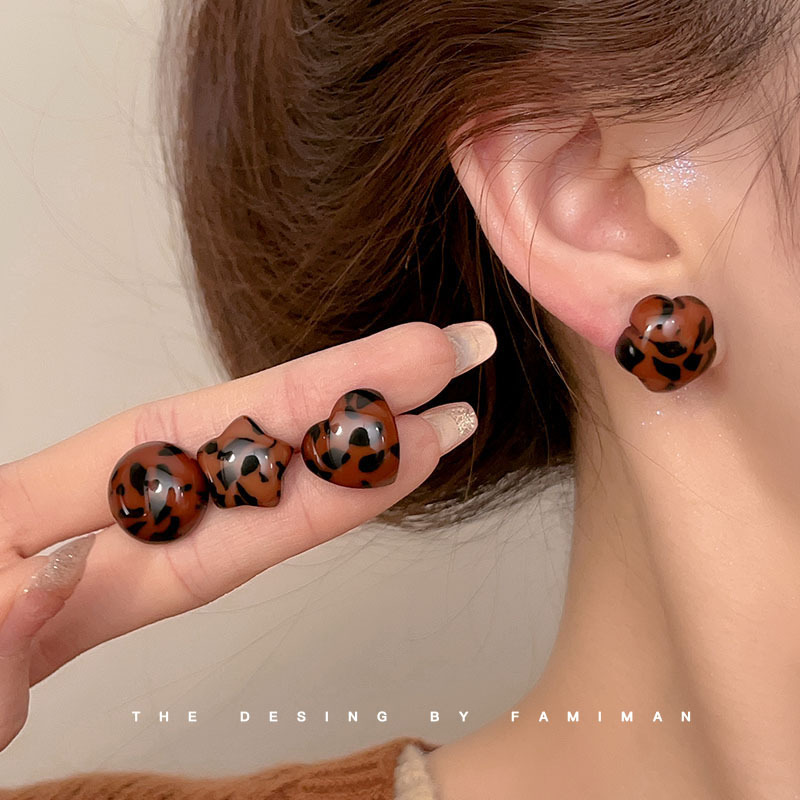 The retro Maillard leopard print stud earrings for autumn and winter exude a sense of sophistication and simplicity. They are a versatile ear accessory for women in 2024 Specification drawing