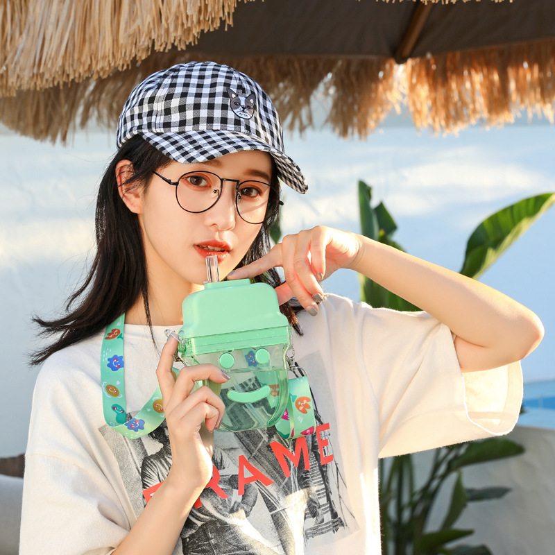 Customized creative smiling children's ice cream plastic cups, European and American standard spout straps, plastic water cups directly supplied by the manufacturer details Picture