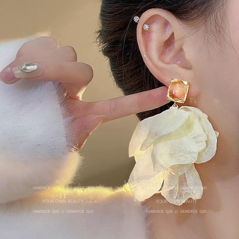 The atmosphere is super fairy-like. The high-end design of the chiffon earrings, silver needles, exaggerated vacation style earrings, women's ear clips, and elegant stud earrings Specification drawing