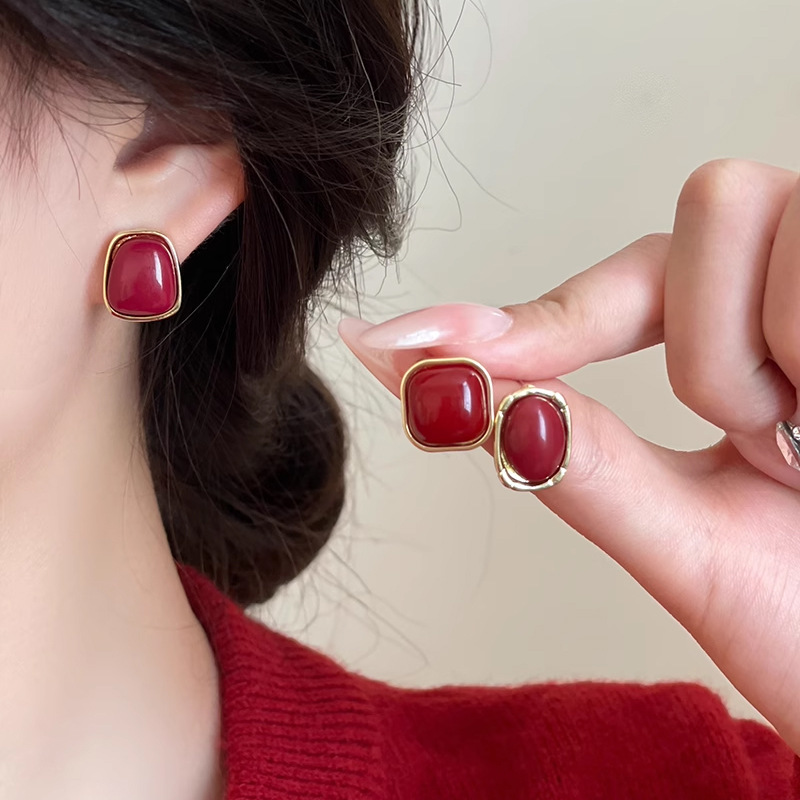 Retro Encore red geometric square glazed stud earrings for women, a niche design with a high-end feel, New Year autumn and winter earrings Application Scenario