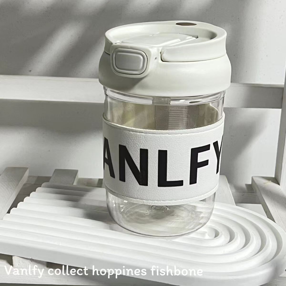 The new high-end double-spout plastic cup is heat-resistant and anti-scald, with a cold and elegant style for girls. It is a portable drinking cup with a high appearance level Application Scenario