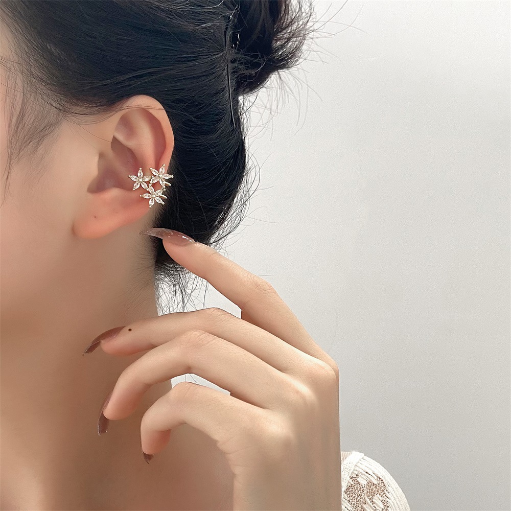 European and American ins Zircon flower stud earrings, fashionable and light luxury, single-row claw-shaped three small flower earrings, simple single earrings Specification drawing