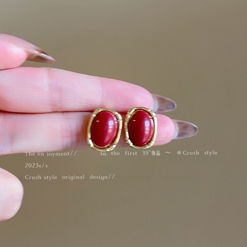 Ankela red square stud earrings for women's autumn and winter, with a light luxury and high-end, niche design, are retro Hong Kong-style earrings Application Scenario